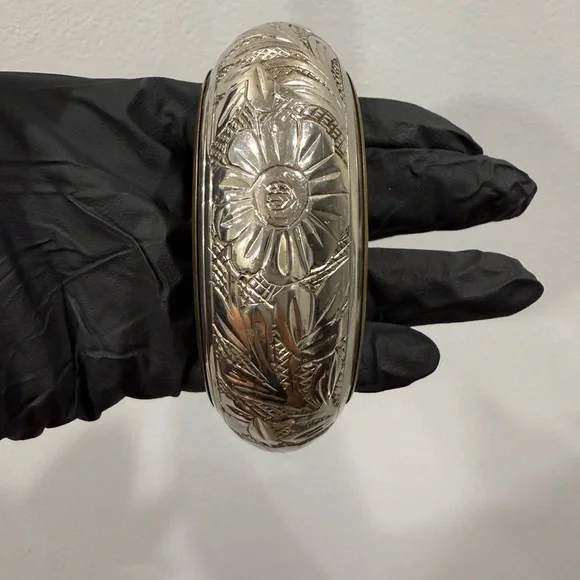 Vintage Floral Engraved Silver Bangle - Picture 3 of 9